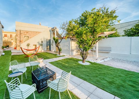 Property building, Patio, Spring, Day, Garden, Evening entertainment, Garden view, sunbed