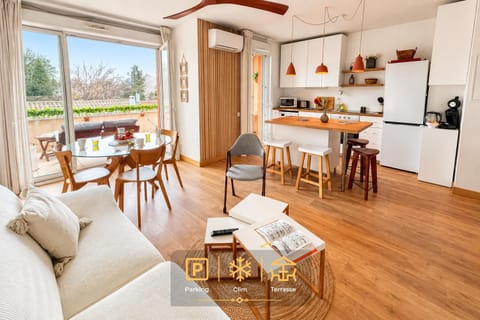 Kitchen or kitchenette, Living room, Seating area, Dining area