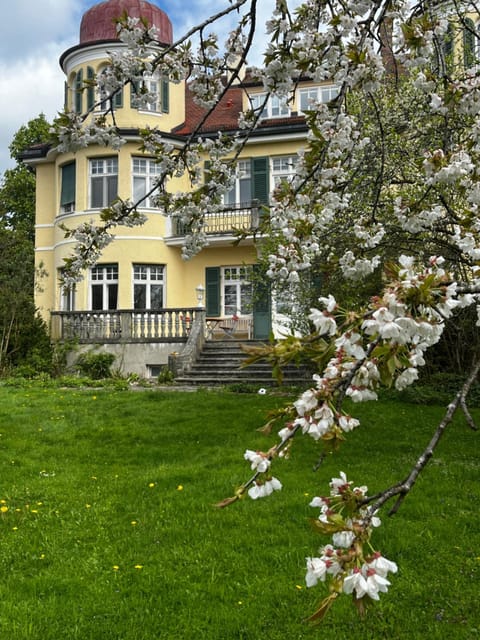 Property building, Spring, Garden, Guests, Guests