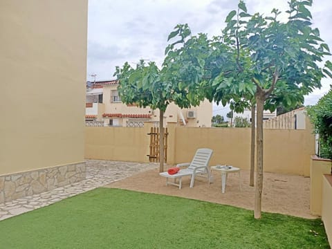 Patio, Garden, Garden view, sunbed