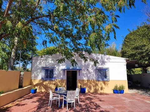 Property building, Patio, Spring, Day, BBQ facilities, Garden, Dining area, Garden view