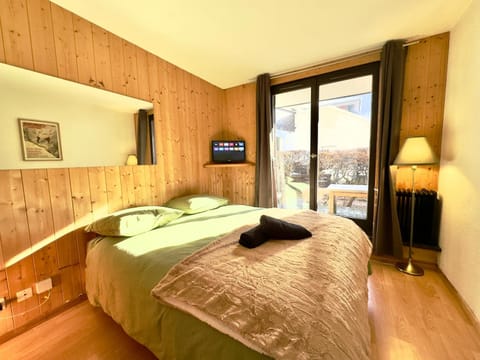 Bed, TV and multimedia, Bedroom