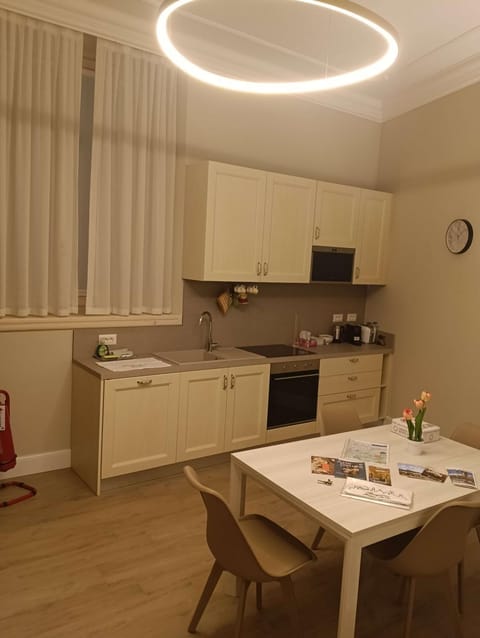 Kitchen or kitchenette, Dining area, oven, stove