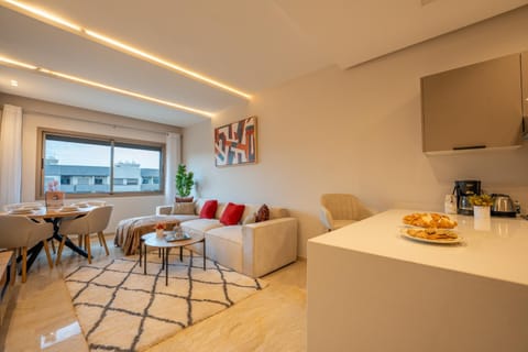 Coffee/tea facilities, Kitchen or kitchenette, Living room, Food and drinks, Seating area, Dining area, Food