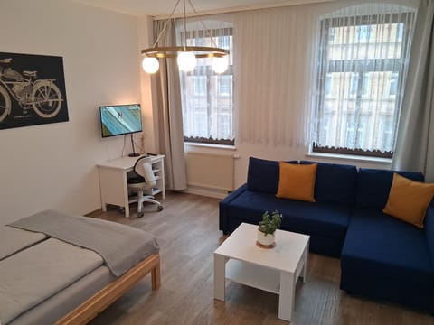 TV and multimedia, Living room, Photo of the whole room, Seating area, Bedroom
