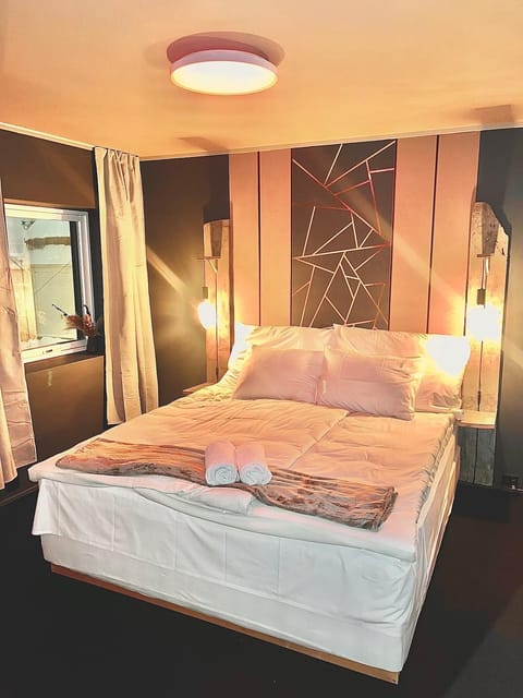 Bed, Bedroom, towels