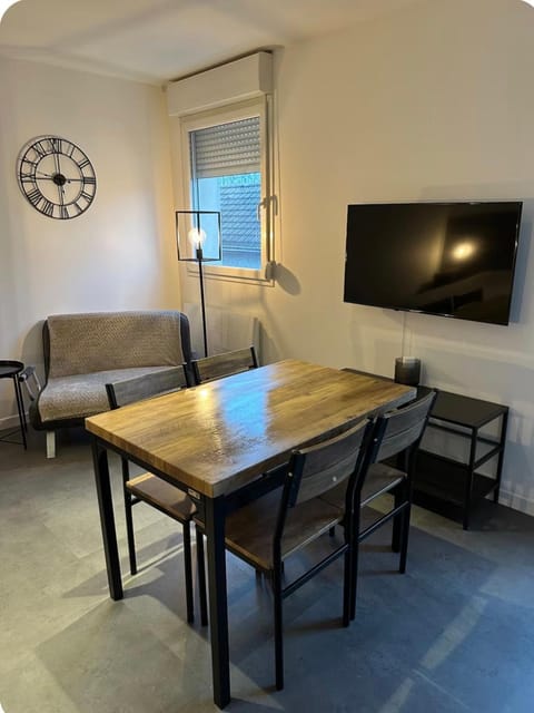 TV and multimedia, Seating area, Dining area