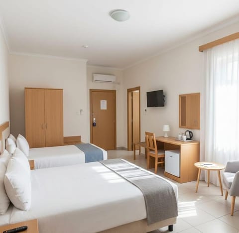 Communal lounge/ TV room, Bed, TV and multimedia, Living room, Photo of the whole room, Seating area, Bedroom, air conditioner