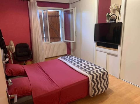 Bed, TV and multimedia, Bedroom