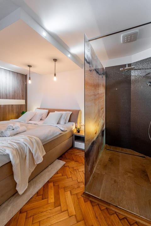 Photo of the whole room, Bedroom, towels