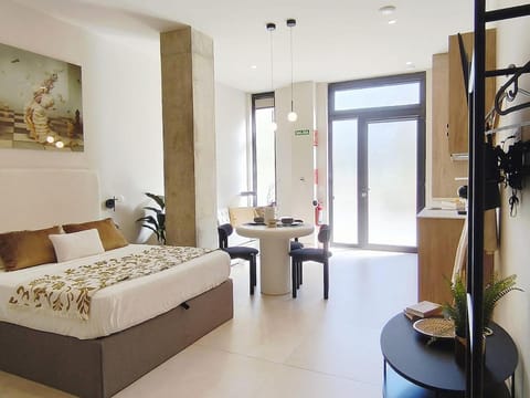 Bed, TV and multimedia, Photo of the whole room, Bedroom, towels