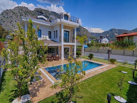 Property building, Garden, Swimming pool