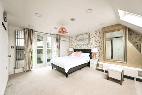 Bed, Photo of the whole room, Bedroom, internet