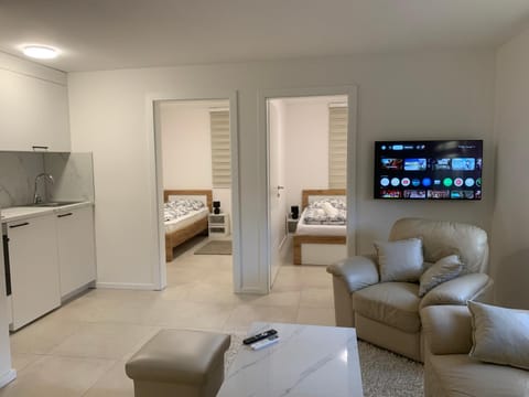 Bed, TV and multimedia, Living room, Photo of the whole room, Seating area, Bedroom