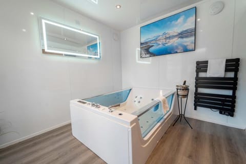 Ben View Room and Jacuzzi Bath House in Fort William