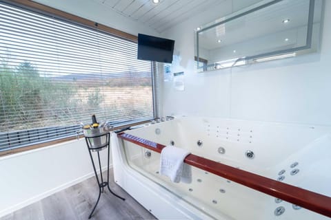 Ben View Pod and Jacuzzi Bath Apartment in Fort William