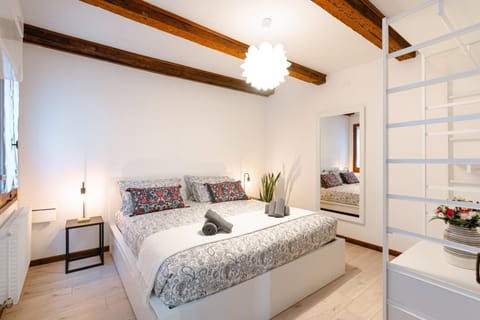 Bed, Photo of the whole room, wardrobe