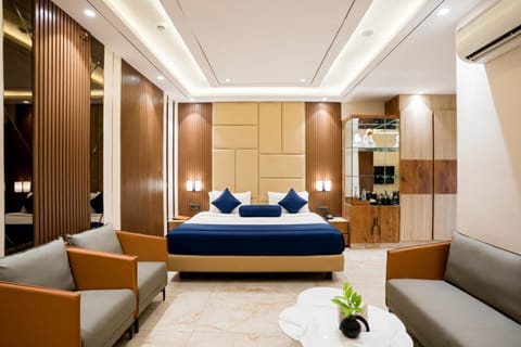 Bed, Seating area, Bedroom