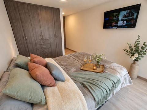 Bed, TV and multimedia, Photo of the whole room, Bedroom