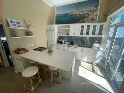 Renovated historic fishers house Apartment in Sea Point
