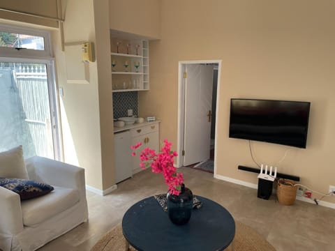 Renovated historic fishers house Apartment in Sea Point