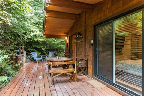 JDF Waystation with Bunkhouse - Pet Friendly - sleeps 6 House in Cowichan Valley