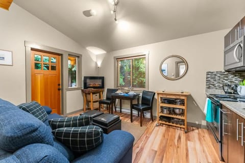 JDF Waystation with Bunkhouse - Pet Friendly - sleeps 6 House in Cowichan Valley