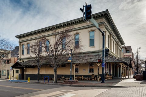 Shop, Dine, Unwind! Couples Retreat in Dtwn Golden Apartment in Golden