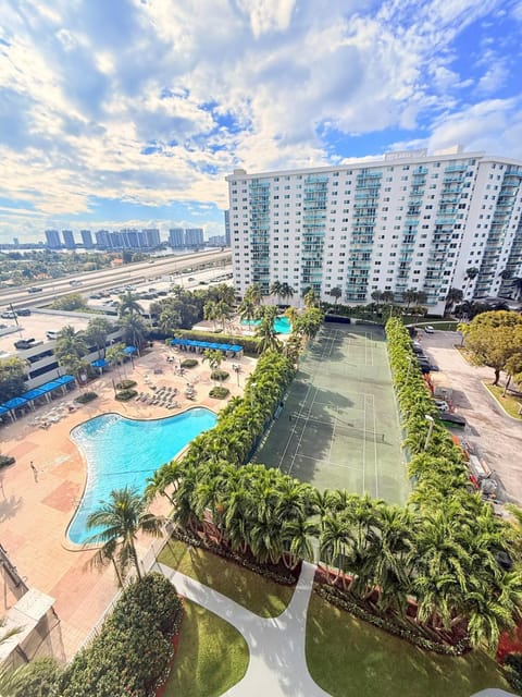 Property building, Balcony/Terrace, Pool view, Swimming pool