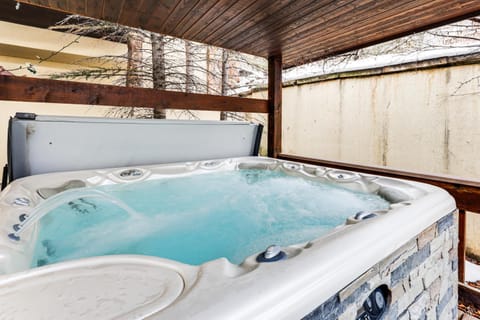 3 Mi to Vail Village Classic Estate with Hot Tub! House in Vail