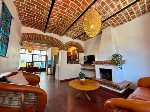 Kitchen or kitchenette, Living room, Photo of the whole room, Seating area, Dining area, fireplace