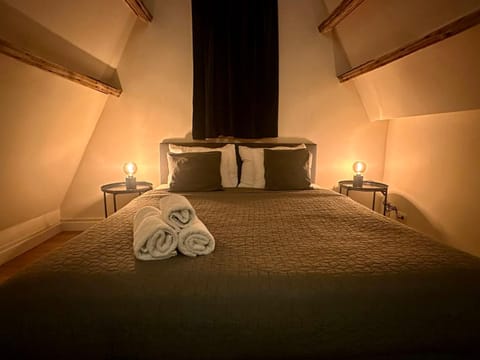 Bed, Bedroom, towels