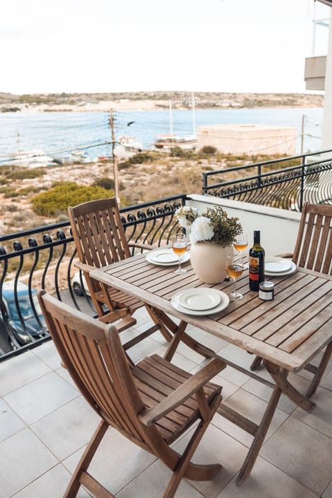 Stunning 3Bed Seaview Flat in Ghadira by Homely Apartment in Malta