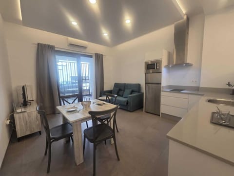 Kitchen or kitchenette, Seating area, stove