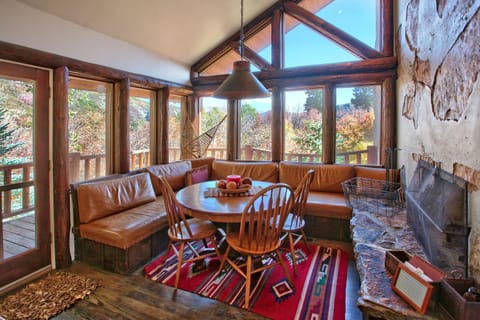 MOUNTAIN FAVORITE - ASPEN RIDGE, HOT TUB, FULL VIEW OF SKI SLOPES, WOOD BURNING FIREPLACES House in Sundance