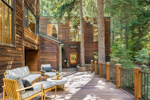 5 BEDROOM, MOUNTAIN VIEWS, SOUNDS OF STREAM, LARGE DECK, HOT TUB, CLASSIC SUNDANCE CABIN Cabin in Sundance