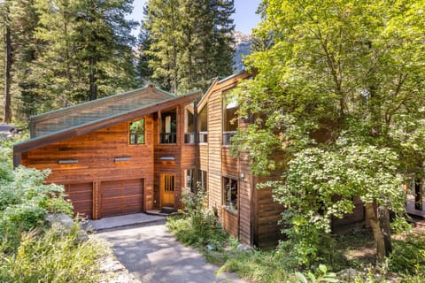5 BEDROOM, MOUNTAIN VIEWS, SOUNDS OF STREAM, LARGE DECK, HOT TUB, CLASSIC SUNDANCE CABIN Cabin in Sundance