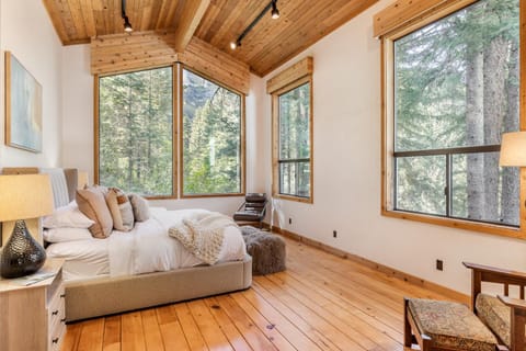 5 BEDROOM, MOUNTAIN VIEWS, SOUNDS OF STREAM, LARGE DECK, HOT TUB, CLASSIC SUNDANCE CABIN Cabin in Sundance