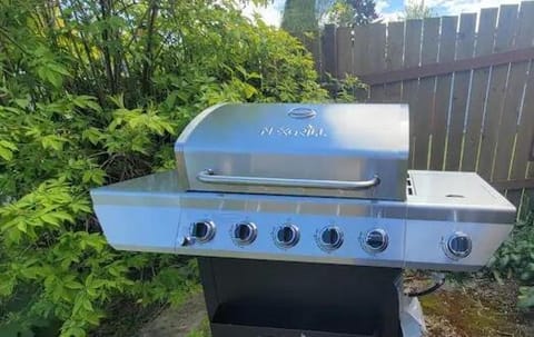 Close to everything in Tacoma! House in Tacoma