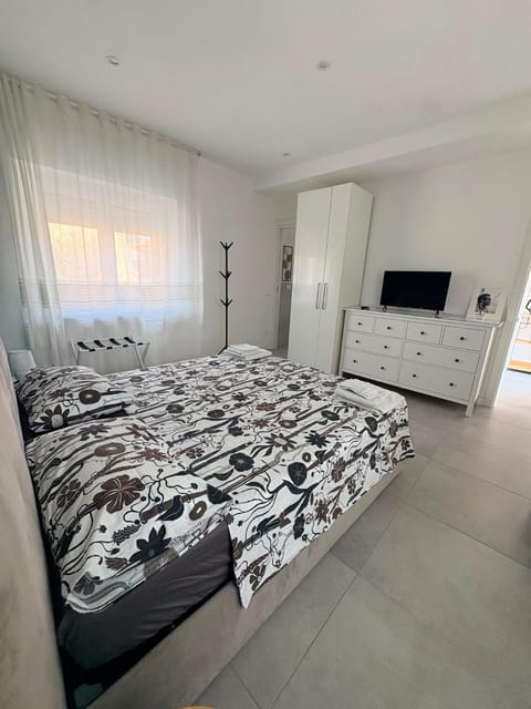 Bed, TV and multimedia, Photo of the whole room, Bedroom, wardrobe