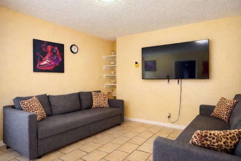 Lucky Family Charm STR-2750 House in Hollywood