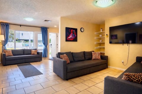 Lucky Family Charm STR-2750 House in Hollywood