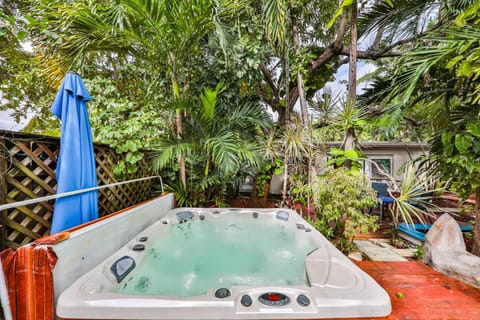 Garden botanical Villa with jacuzzi House in Hollywood