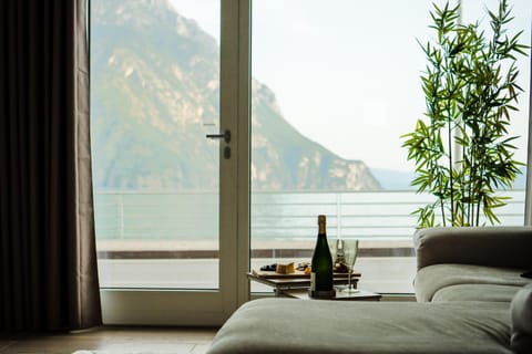 Bed, Natural landscape, Living room, Photo of the whole room, Seating area, Dining area, Lake view, Mountain view