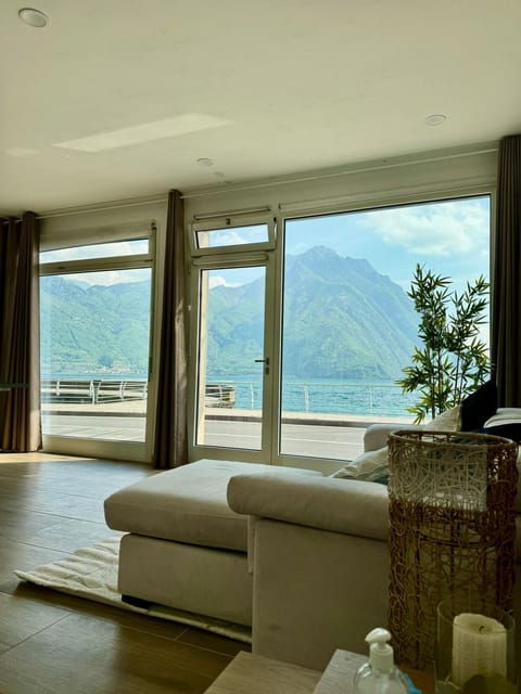 Natural landscape, View (from property/room), Balcony/Terrace, Living room, Seating area, Lake view, Mountain view