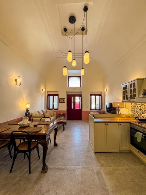 Kitchen or kitchenette, Seating area, Dining area