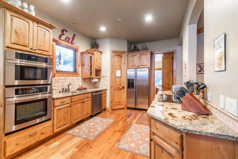 BOULDER RIDGE - 7 BD, HUGE THEATER, POOL TABLE, HOT TUB, SAUNA House in Sundance