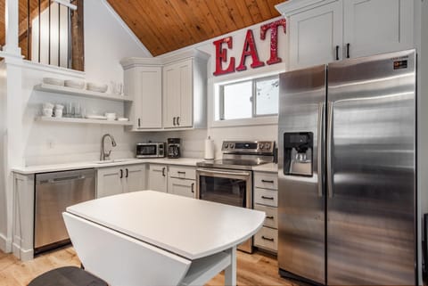 2 Bdrm w/Loft Walk to Ski Run Hot Tub Fireplace House in Sundance