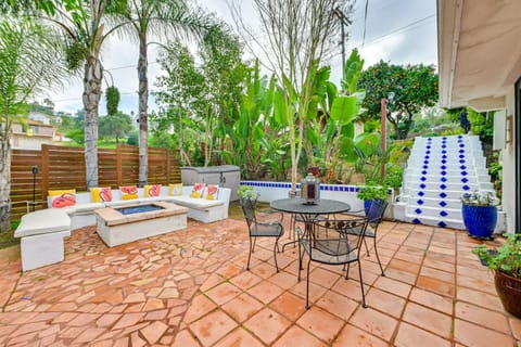 Gather and Unwind Outdoors, Stylish Vista Retreat! House in Vista