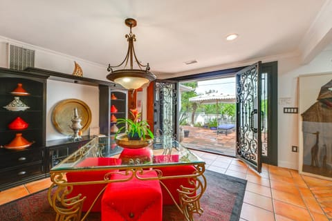 Gather and Unwind Outdoors, Stylish Vista Retreat! House in Vista